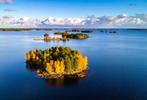 Ympäristötekniikka on tärkeää, sillä vedenkäsittely, jätevedenpuhdistus ja ravinteiden poistaminen on edellytys puhtaalle juomavedelle ja vesistöjen elinvoimaisuudelle. Tutustu seudun lisäksi muihin alueisiin, sillä puhdistamo jossain toisaalla voikin olla energiatehokkaampi.