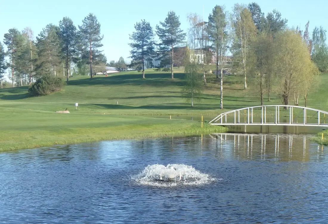 Golfkentät ja niiden lammet pysyvät puhtaana veden ilmastuksen avulla.