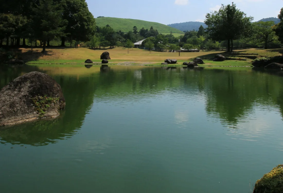 Lammet ovat vetovoimatekijöitä varsinkin majoitustoiminnassa ja puistoissa. Mikäli lampi haisee keväisin ja on samea, se ei houkuttele vierailijoita lainkaan. Voit parantaa lampesi veden laatua helposti esimerkiksi ilmastinratkaisuilla. 